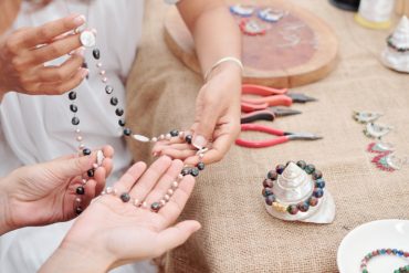Biżuteria na wesele – praktyczne inspiracje dla gości i nie tylko