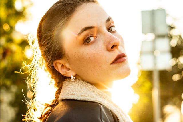 Srebrne dodatki, które łatwo nosić na co dzień – kolczyki jako baza biżuterii